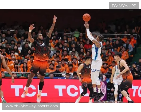 伤病困扰独行侠队核心球员离场瞬间队友面色凝重季后赛前景蒙阴影 伤病困扰独行侠队核心球员离场瞬间队友面色凝重季后赛前景蒙阴影